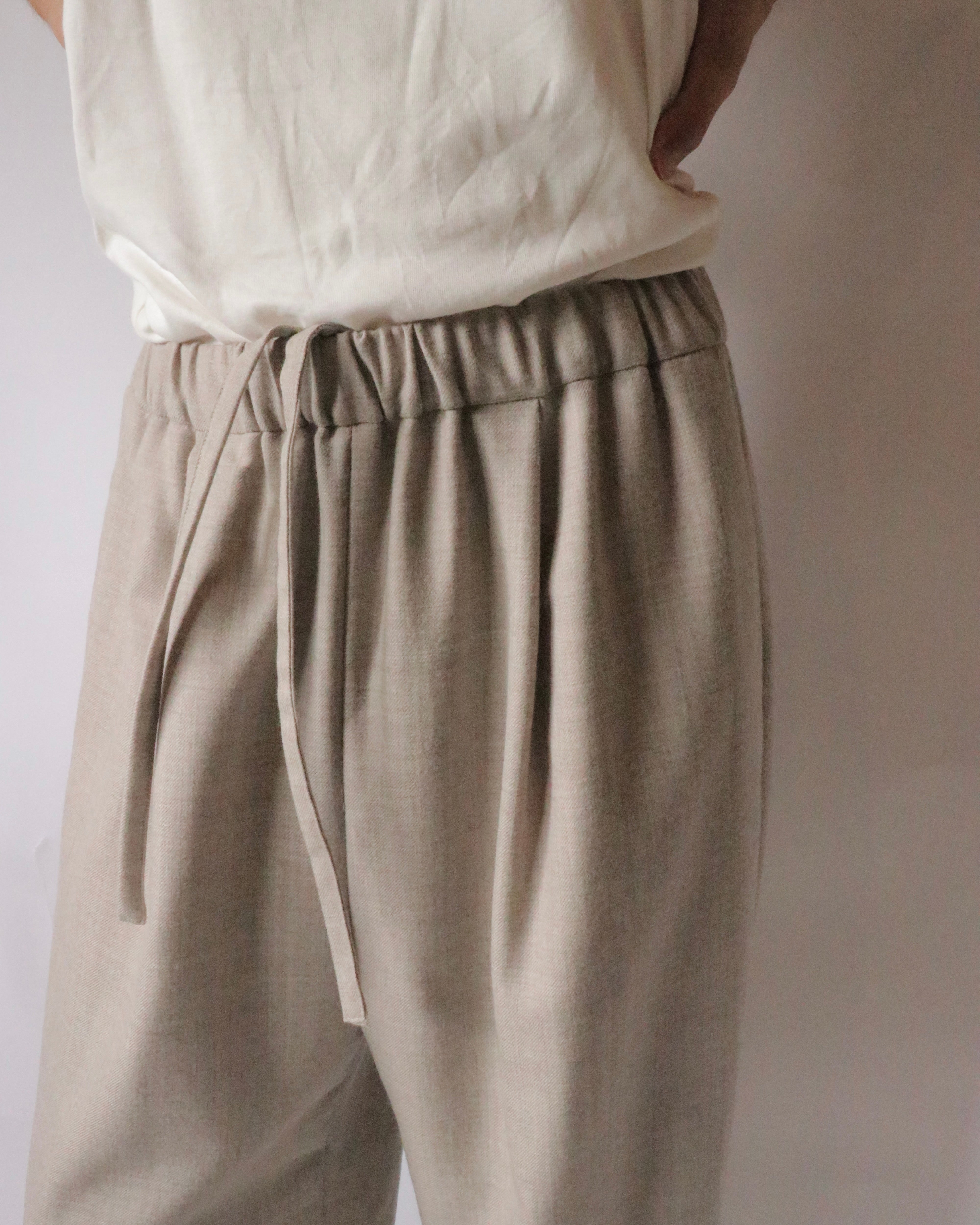 COSMIC WONDER / Nostalgic artist’s minimal slacks Natural