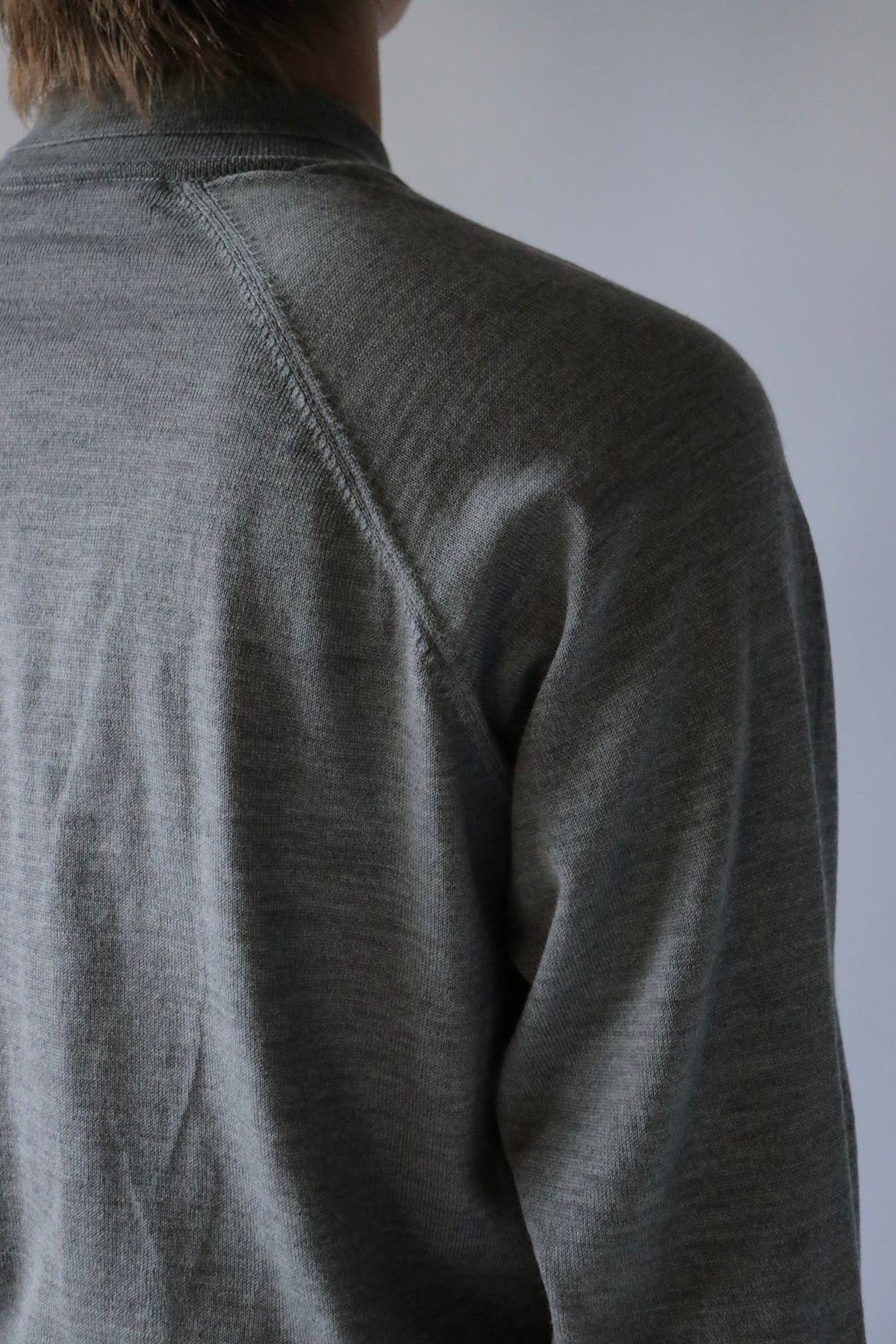 E RT / Merino tapered V neck /Grey