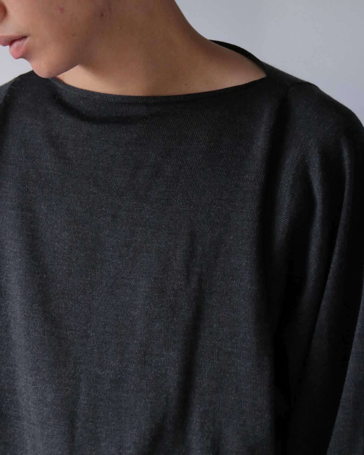E RT / Boat-neck batwing merino blouse / Charcoal