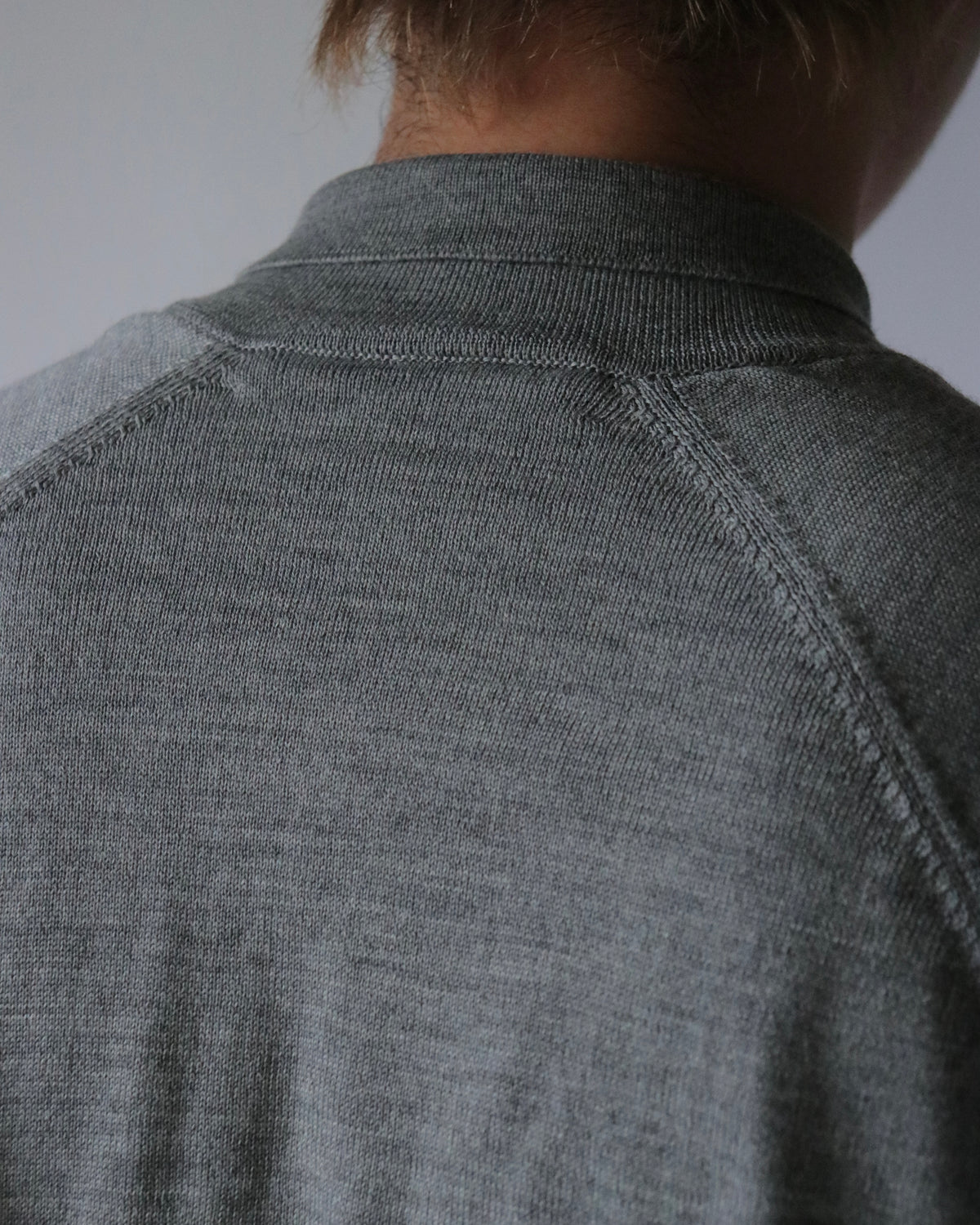 E RT / Merino tapered V neck /Grey