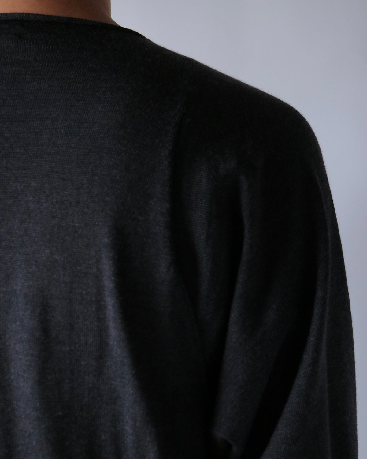 E RT / Boat-neck batwing merino blouse / Charcoal