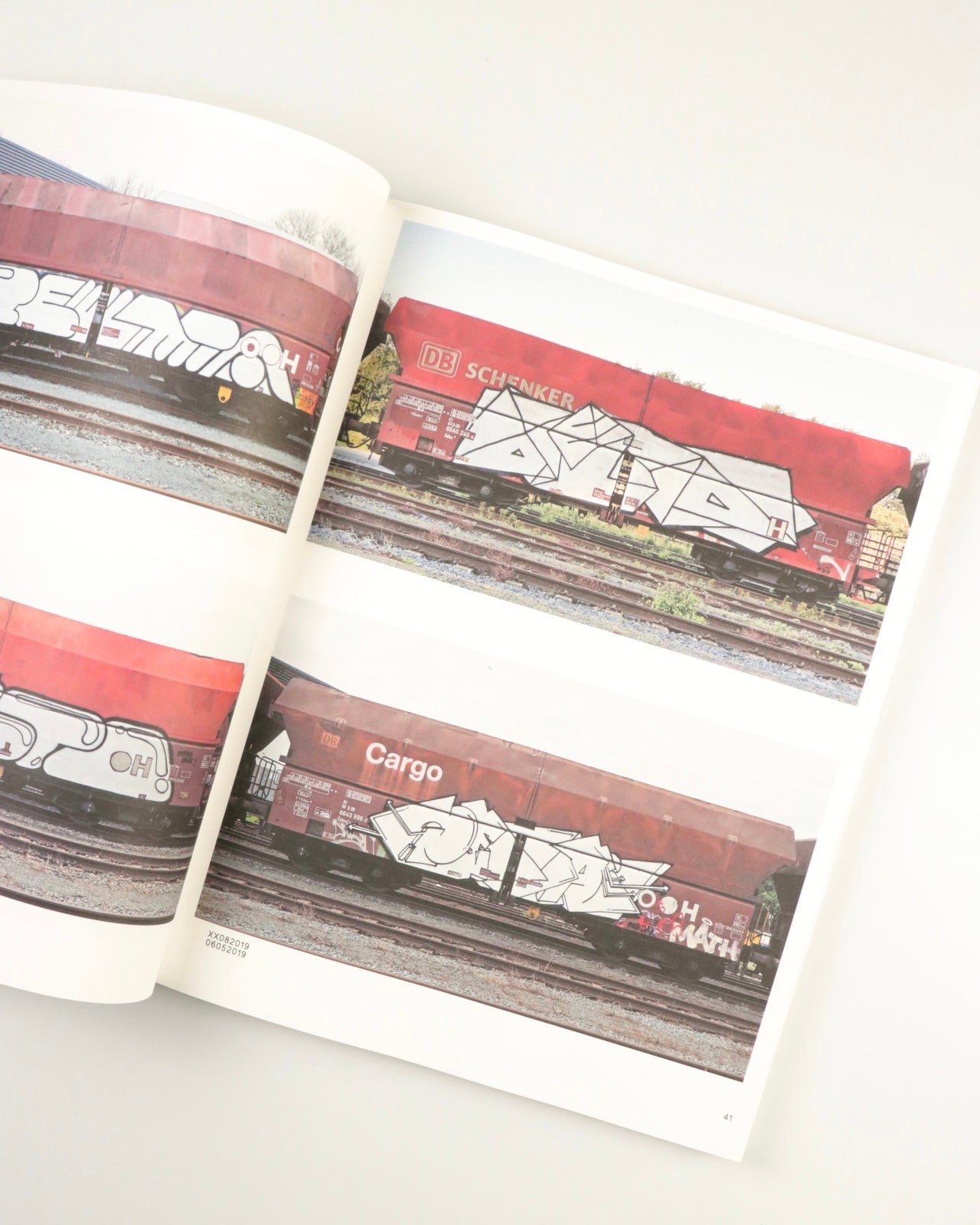 Boris Tellegen: 121/183, 761 photos of red-brown steel freight wagons with a painting on the side
