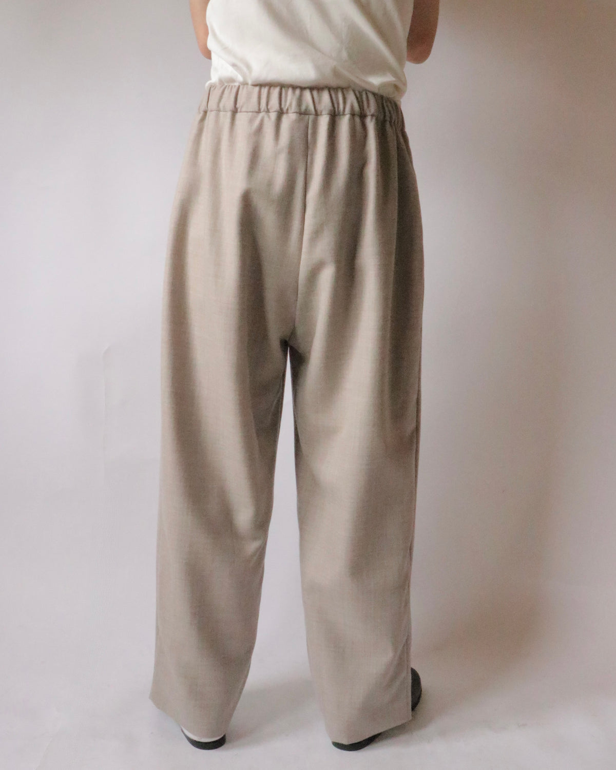 COSMIC WONDER / Nostalgic artist’s minimal slacks Natural