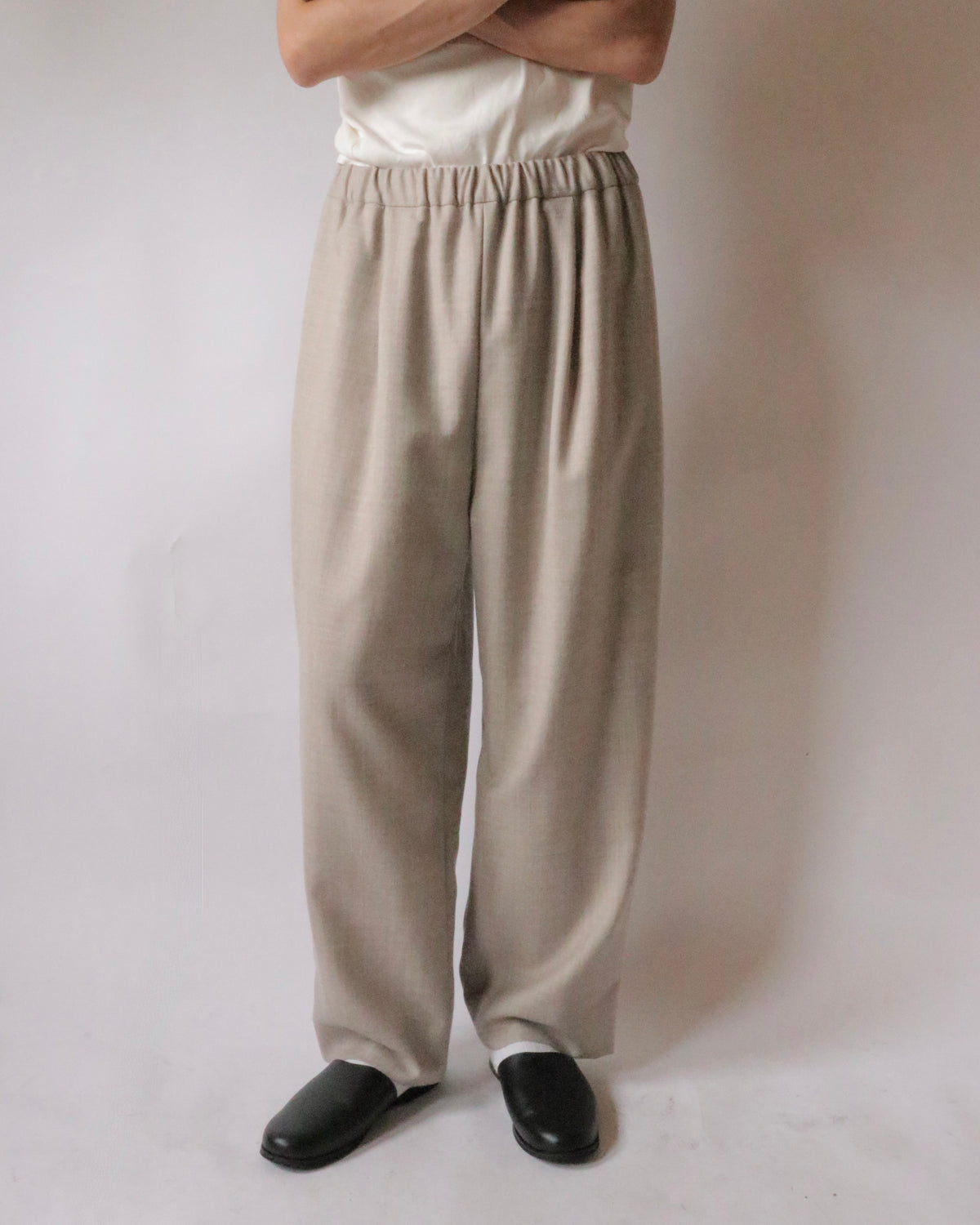 COSMIC WONDER / Nostalgic artist’s minimal slacks Natural