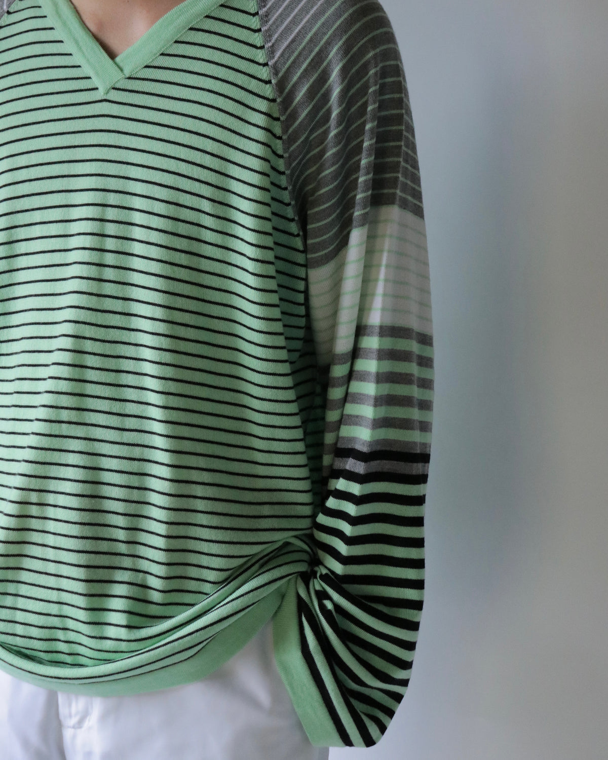 E RT / Mix-and-match striped v-neck merino long-sleeve tee
