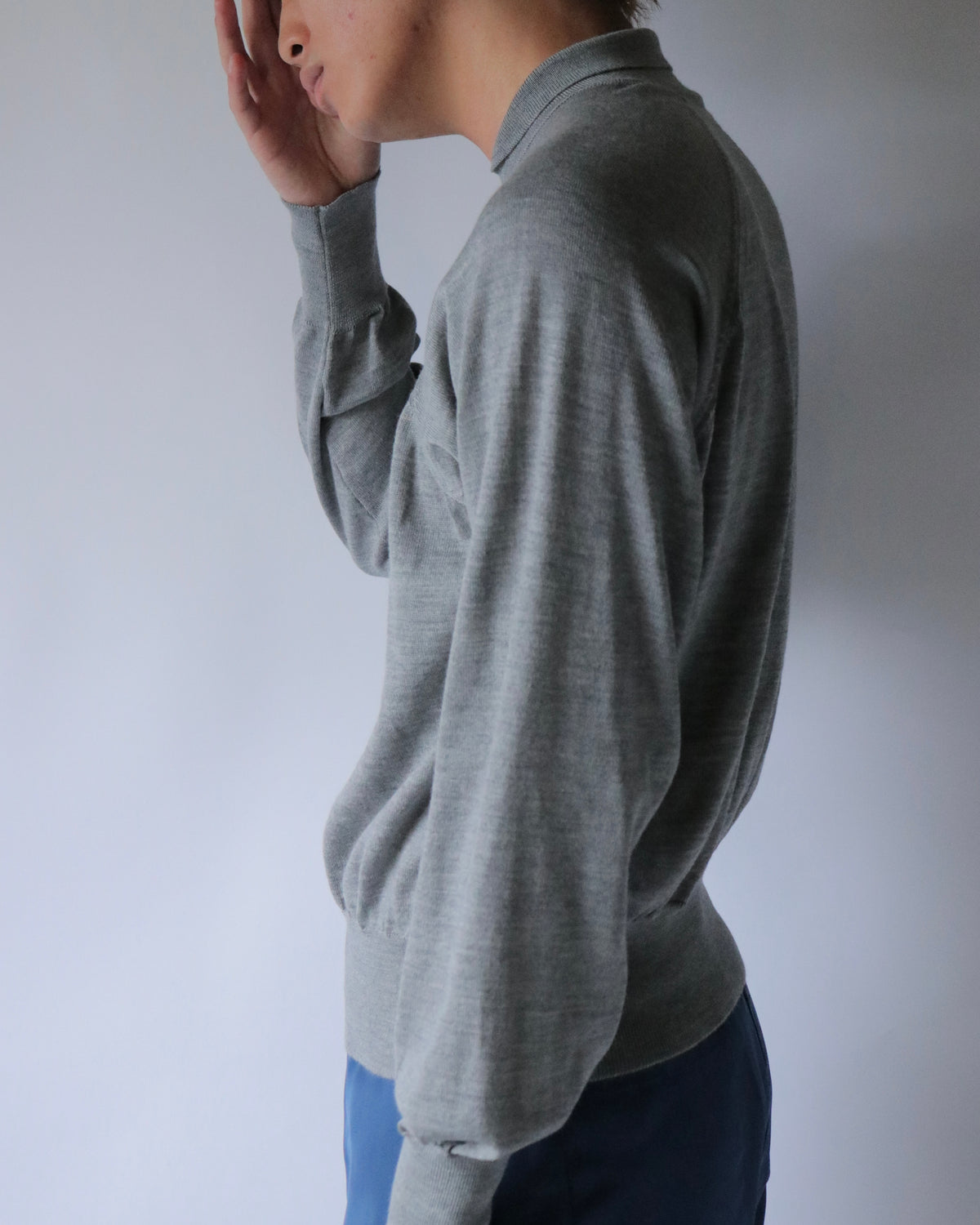 E RT / Merino tapered V neck /Grey
