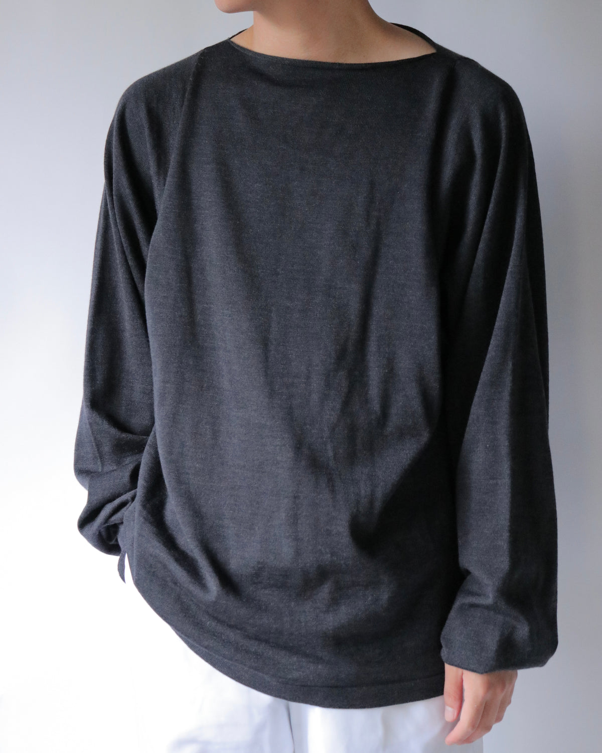 E RT / Boat-neck batwing merino blouse / Charcoal