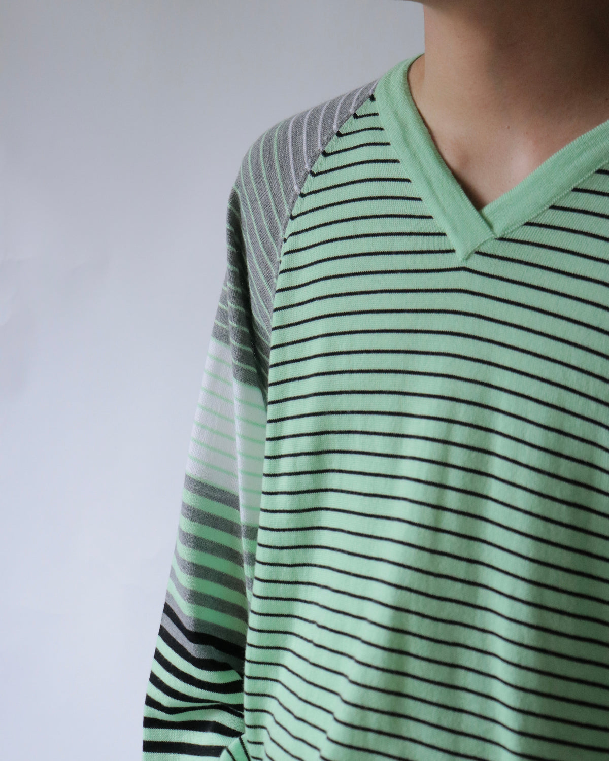 E RT / Mix-and-match striped v-neck merino long-sleeve tee