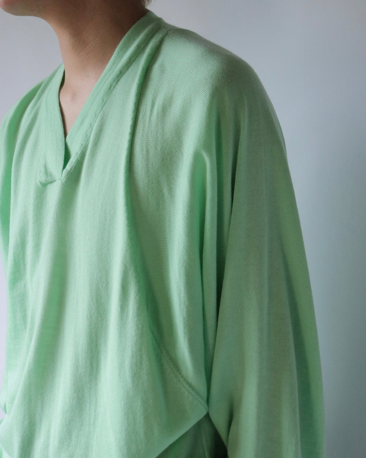 E RT / Overlapping V-neck batwing merino tunic / Light Green