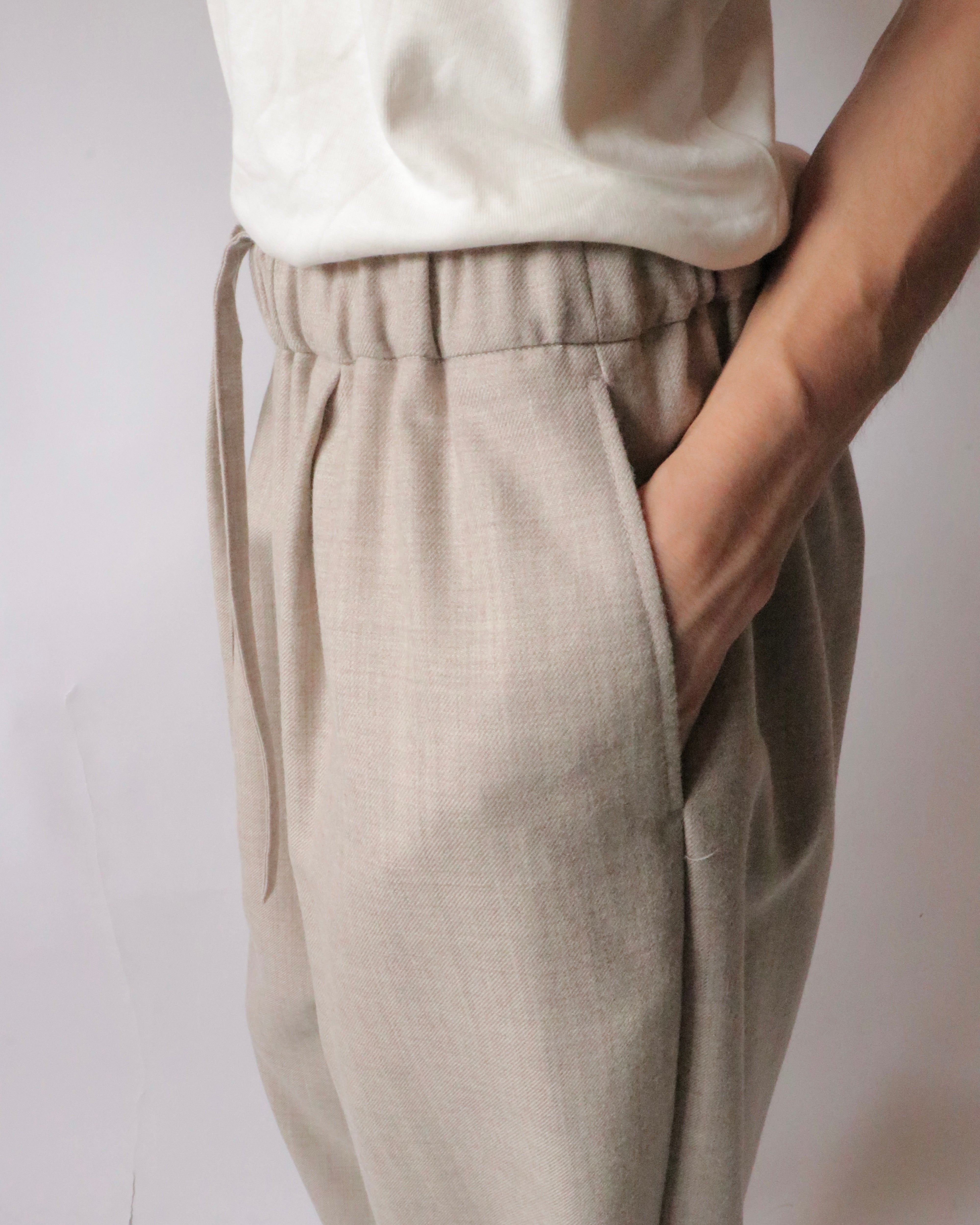 COSMIC WONDER / Nostalgic artist’s minimal slacks Natural