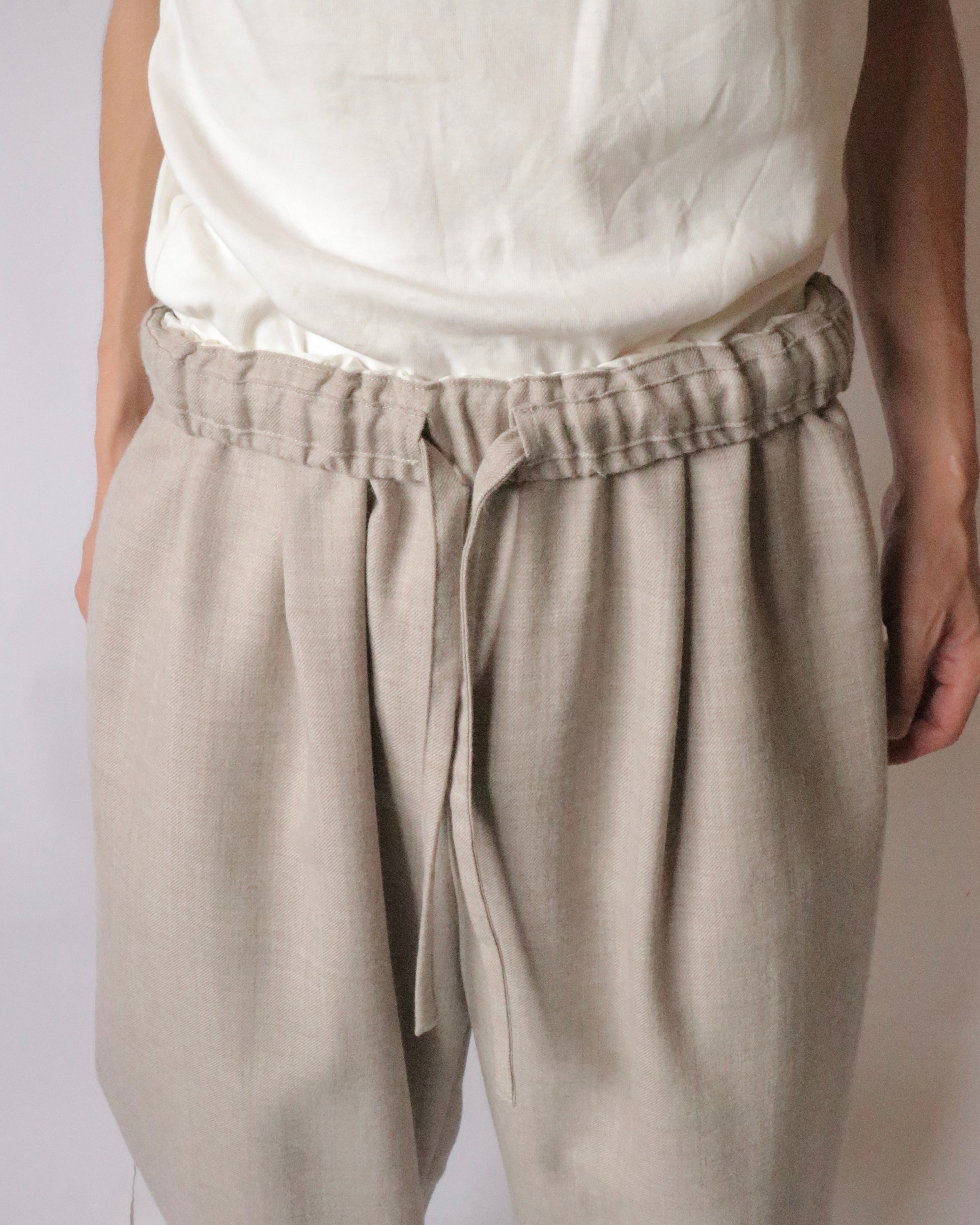 COSMIC WONDER / Nostalgic artist’s minimal slacks Natural