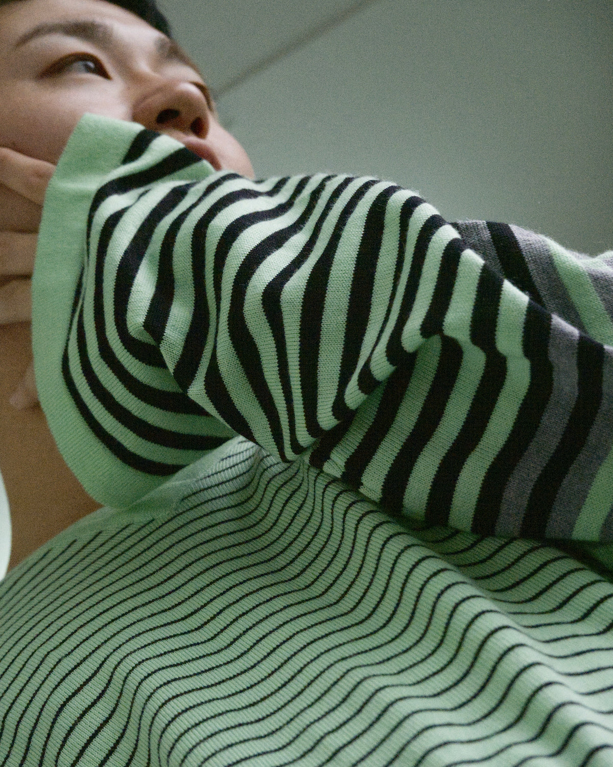 E RT / Mix-and-match striped v-neck merino long-sleeve tee
