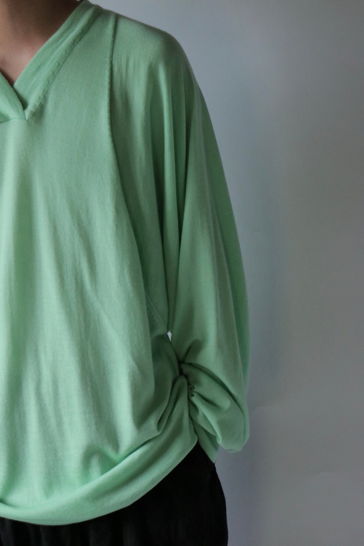 E RT / Overlapping V-neck batwing merino tunic / Light Green