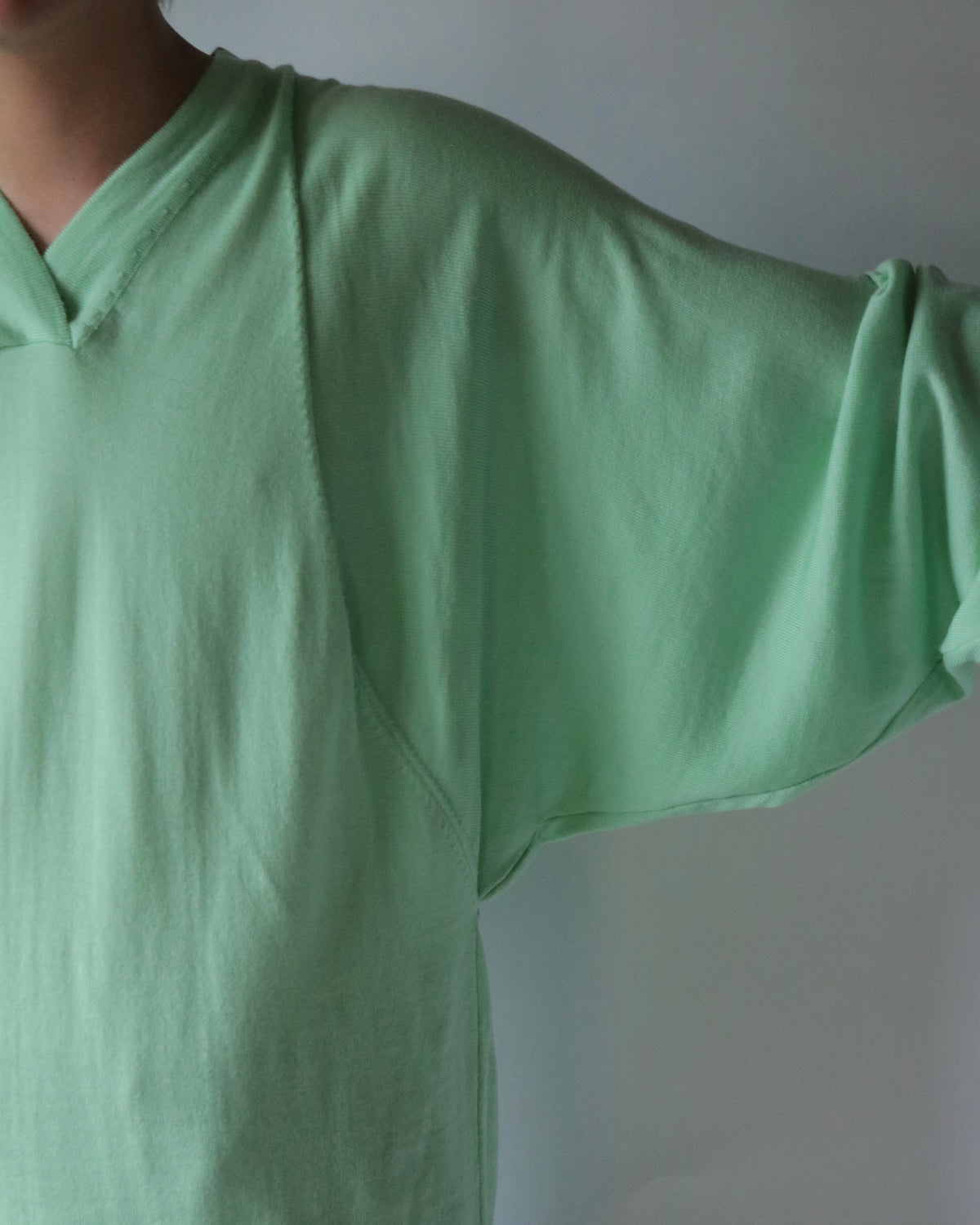 E RT / Overlapping V-neck batwing merino tunic / Light Green