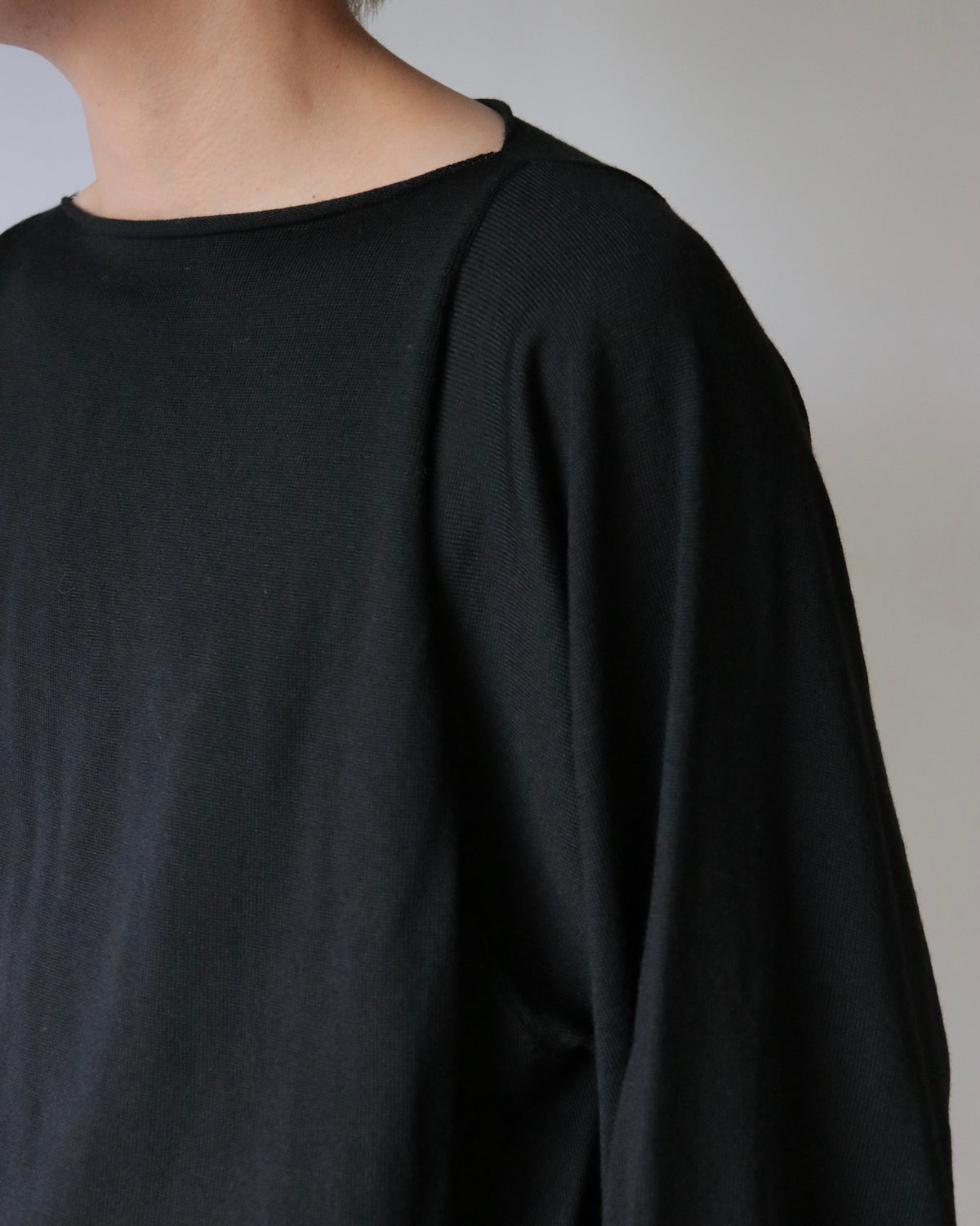 E RT / Boat-neck batwing merino blouse / Black